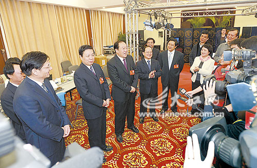 苏荣,鹿心社,尚勇,赵智勇,姚亚平在北京亲切看望参加党的十八大新闻