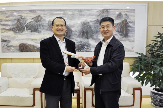 国政协委员、香港新华集团董事会主席蔡冠深做