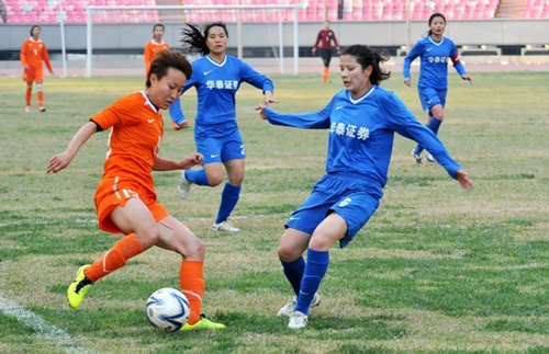 2013年全国女子足球联赛在江阴体育中心举行