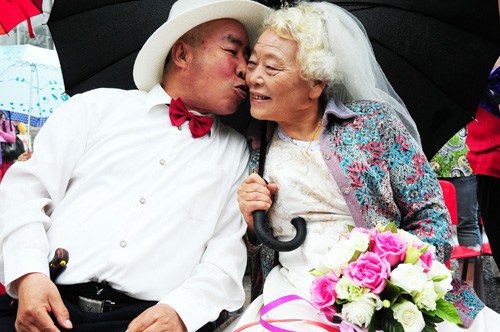 北京海淀区香山街道举办首届社区老人金婚庆典