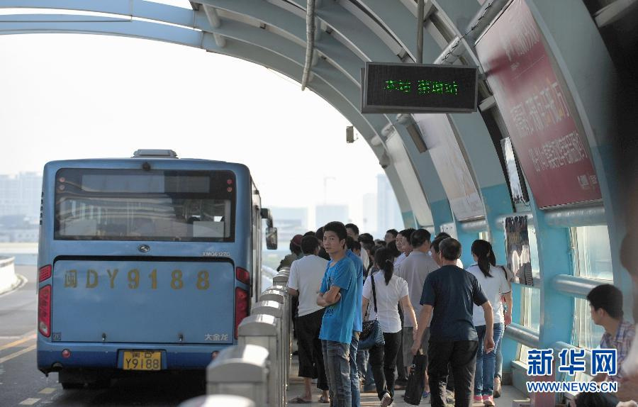高清组图:福建厦门BRT公交车起火致47死34伤