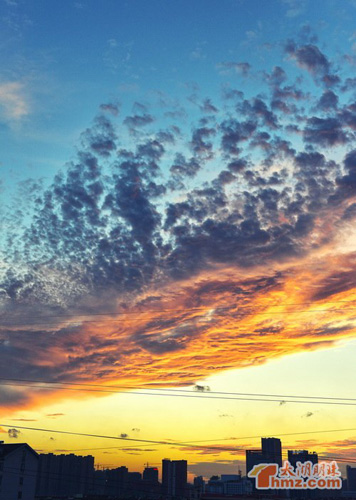 无锡上空现火烧云奇观 市民竞相欣赏美景