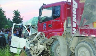 安徽砀山一面包车与一大货车相撞 致10死5伤(