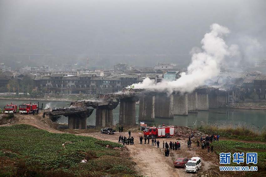 高清:重庆黔江亚洲第一廊桥发生火灾