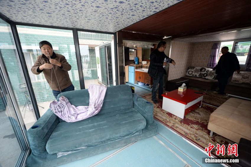 高清:货车改房车 重庆4男子合资30万建移动别