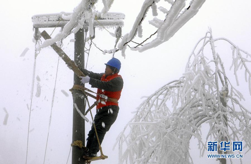 高清:湖北抢修线路保供电