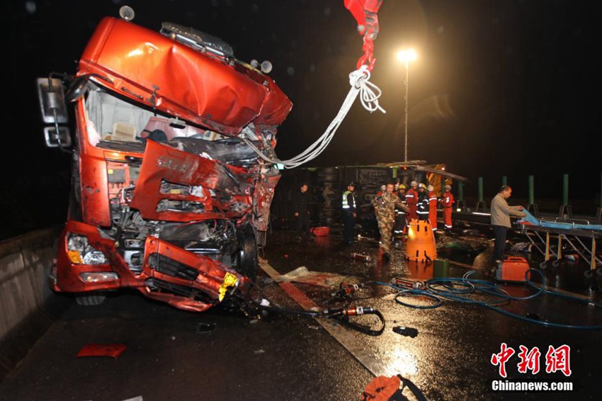 高清:重庆黔江段高速路重大交通事故致15死56