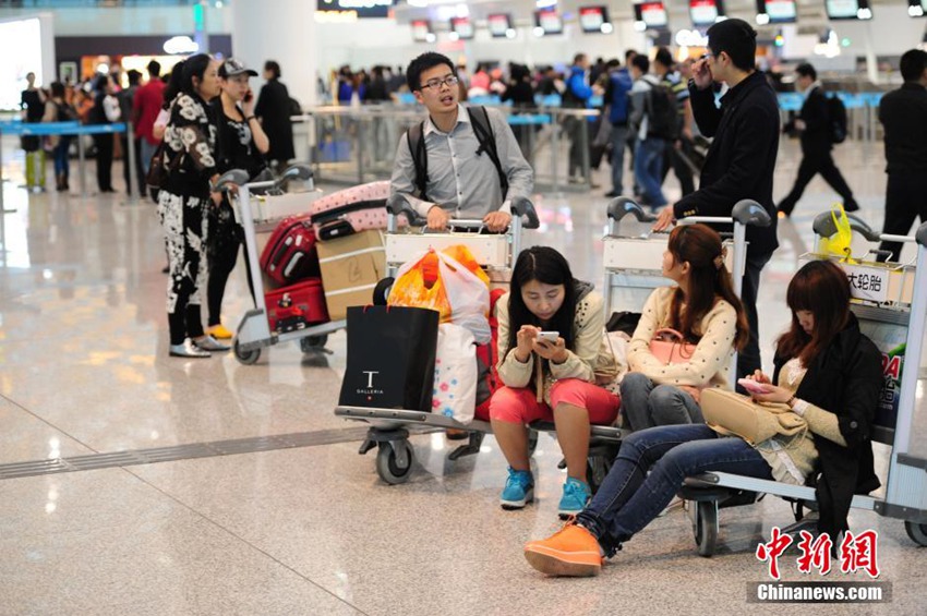 高清:深圳发布暴雨红色预警 机场旅客大面积滞