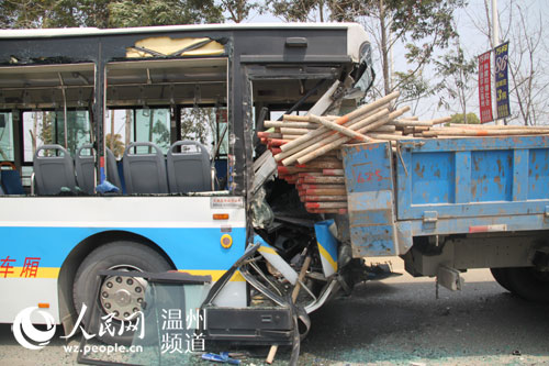 温州一公交车与货车相撞 致20余人受伤