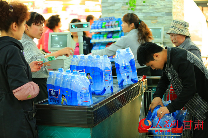 高清:兰州自来水笨含量超标 市民抢购纯净水