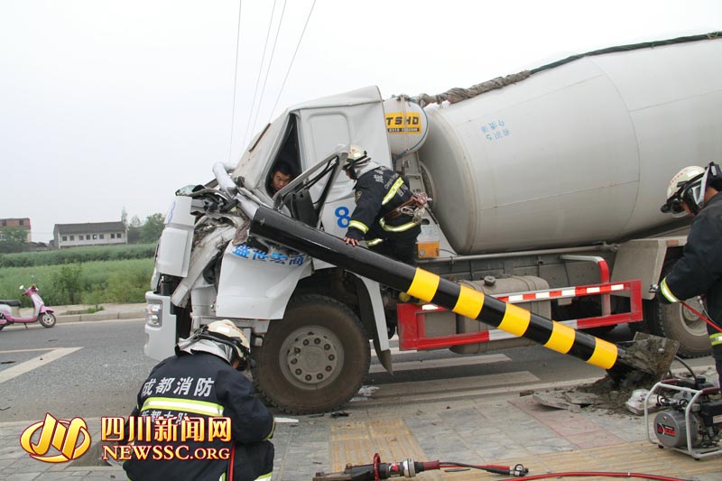 高清:成都一水泥罐车撞上限高杆 车头严重变形