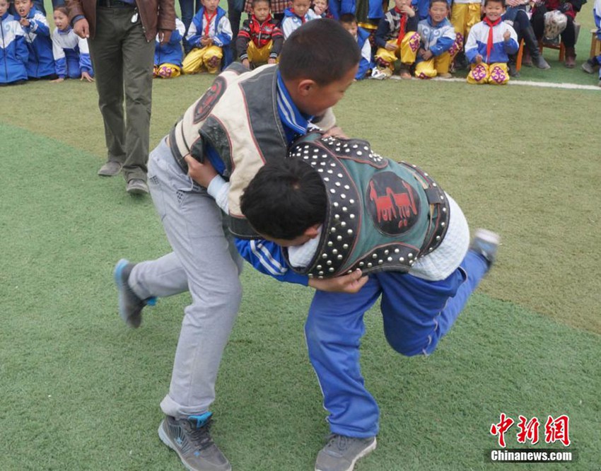 高清:甘肃肃北蒙族学生搏克比赛纪念成吉思汗