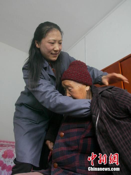 高清:湖北女子坚守山区17年为福利院老人送终