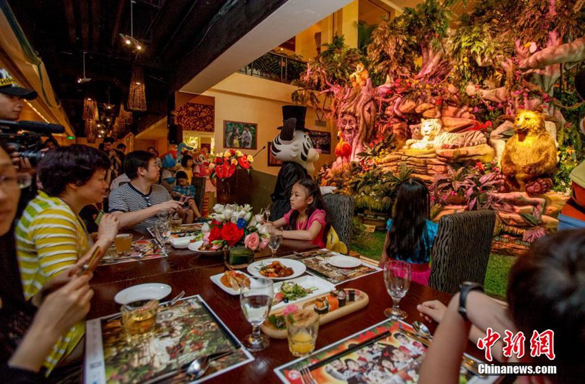 高清:中国首创餐厅奇趣森林童话Show广州惊艳