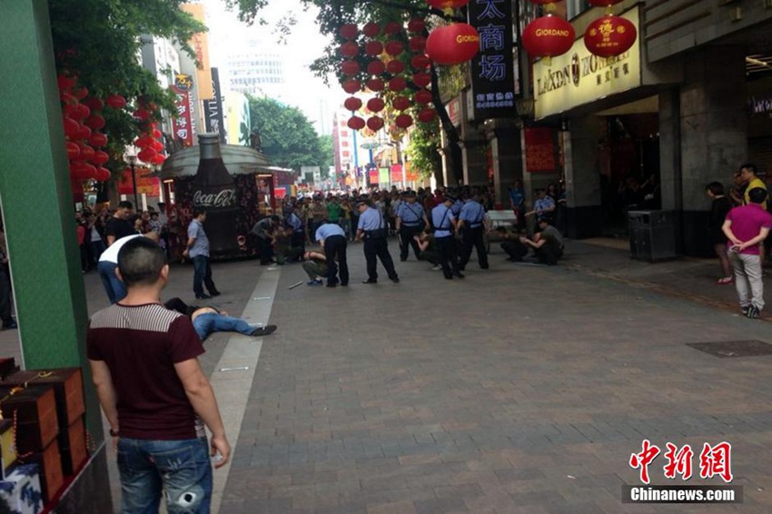高清:广州闹市发生聚众斗殴事件 民警鸣枪制止