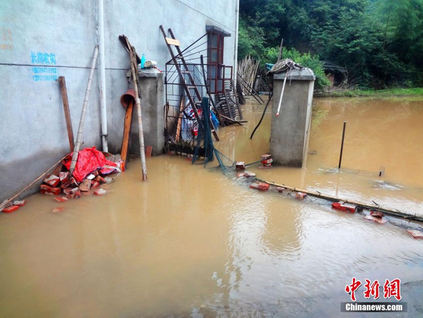 高清:江西遂川遭特大暴雨袭击 民房倒塌公路被