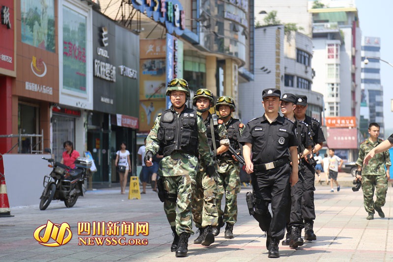 高清:打击暴恐保持威慑 自贡公安局长配枪上街