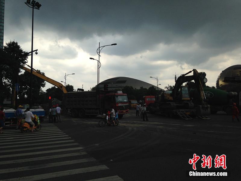 高清:杭州地铁施工现塌方漏水进站