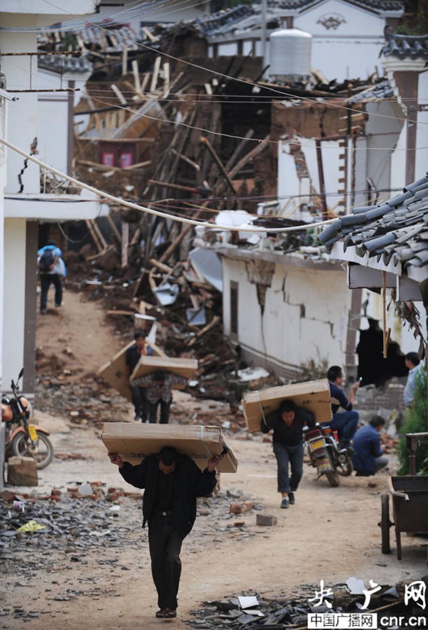 高清:云南鲁甸6.5级地震:灾民领取救灾物资