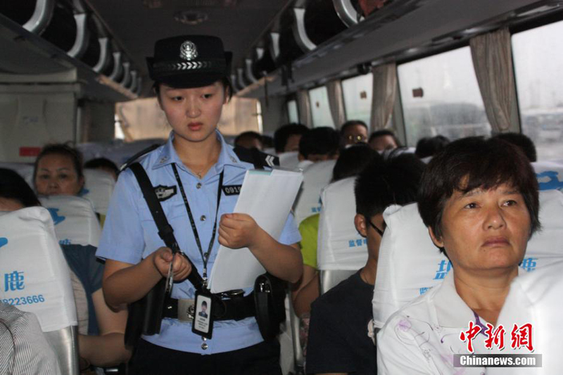 高清:外地进南京客车安检升级 持通行证行李舱
