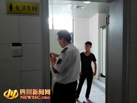 高清:成都男子赤脚藏女厕所偷窥 被逮后淡定抽