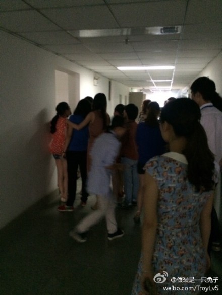 高清:成都男子赤脚藏<em>女</em>厕所<em>偷窥</em> 被逮后淡定抽