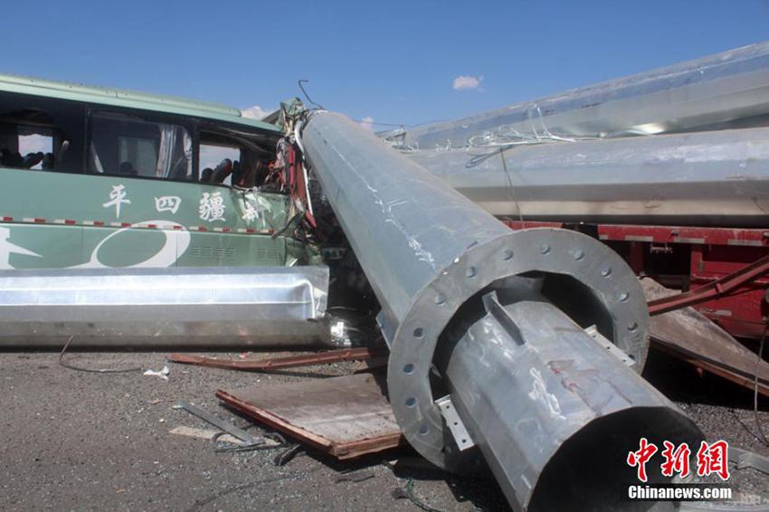 高清:新疆一大客车甘肃境内发生车祸已致13人