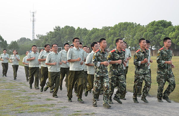 安庆师范学院率先在省内举办新生辅导员军事训