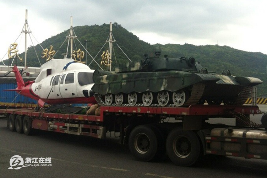 高清:浙江温州高速现飞机坦克引围观
