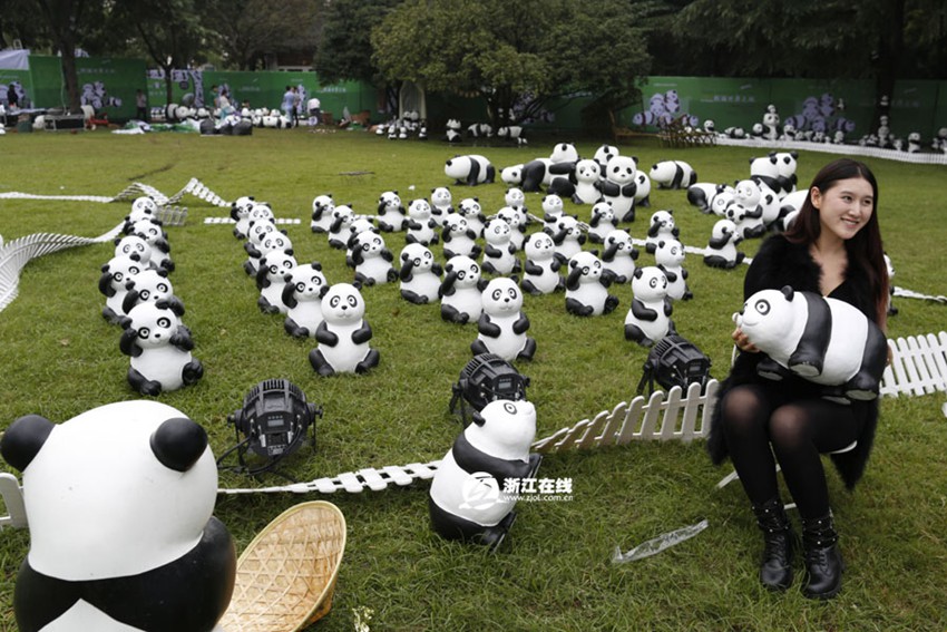 高清:杭州西湖天地大草坪现环保熊猫