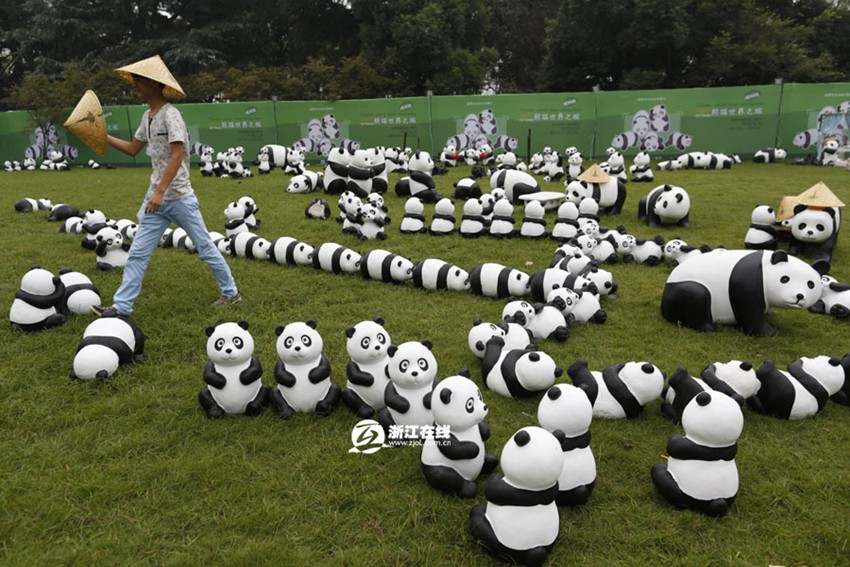 高清:杭州西湖天地大草坪现环保熊猫