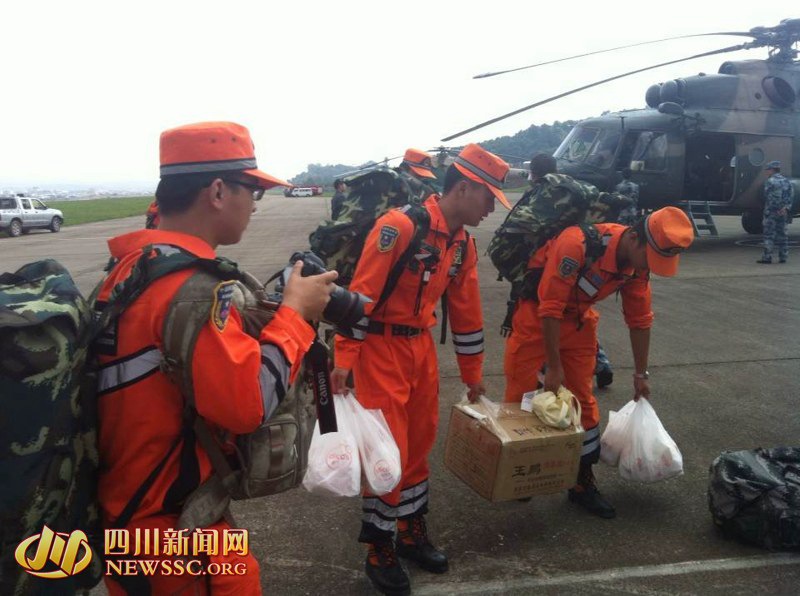 高清:成都空军直升机运送中国紧急救援队飞赴景谷地震