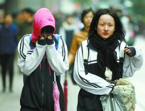 家长斥学校强制学生穿校服