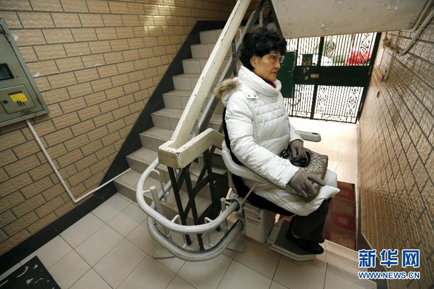 高清:座椅式电梯在上海亮相