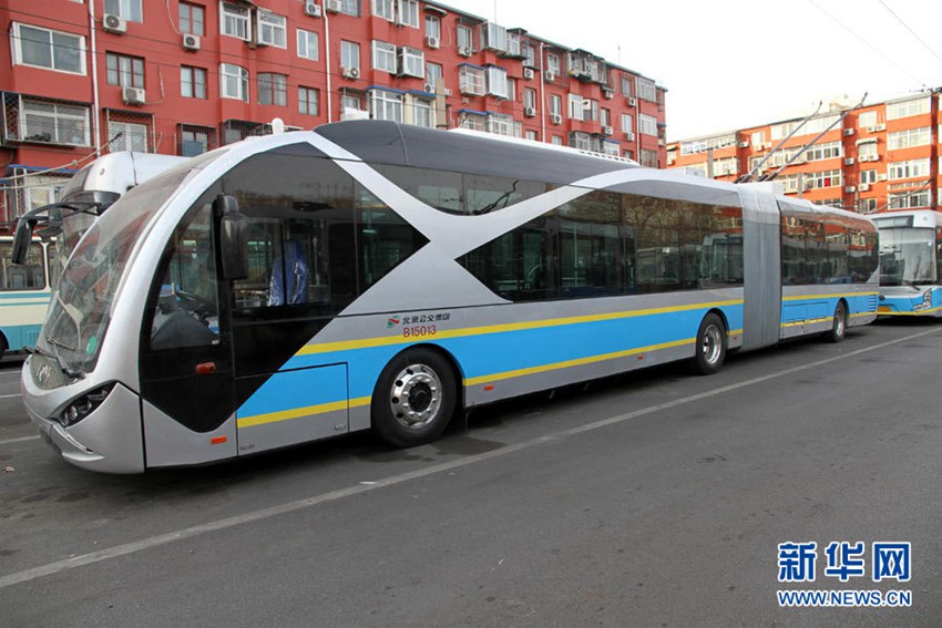 高清:北京18米长新型电动公交车即将投入运营