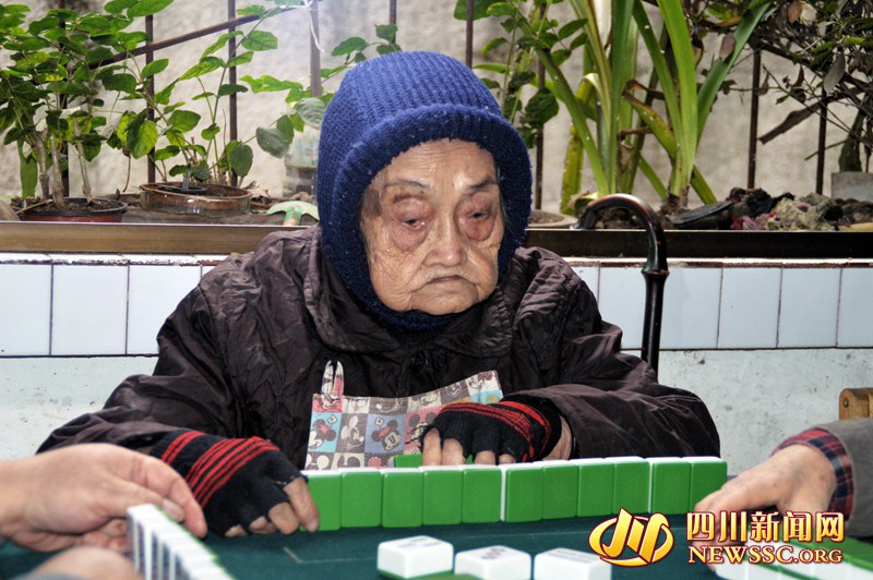 <em>高清</em>:四川长寿<em>三姐妹</em>年龄加起来300岁 都性格