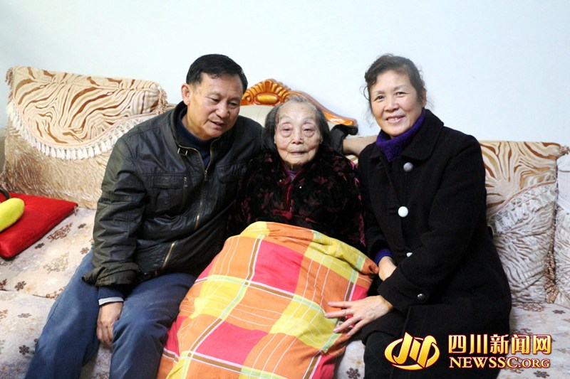 <em>高清</em>:四川长寿<em>三姐妹</em>年龄加起来300岁 都性格