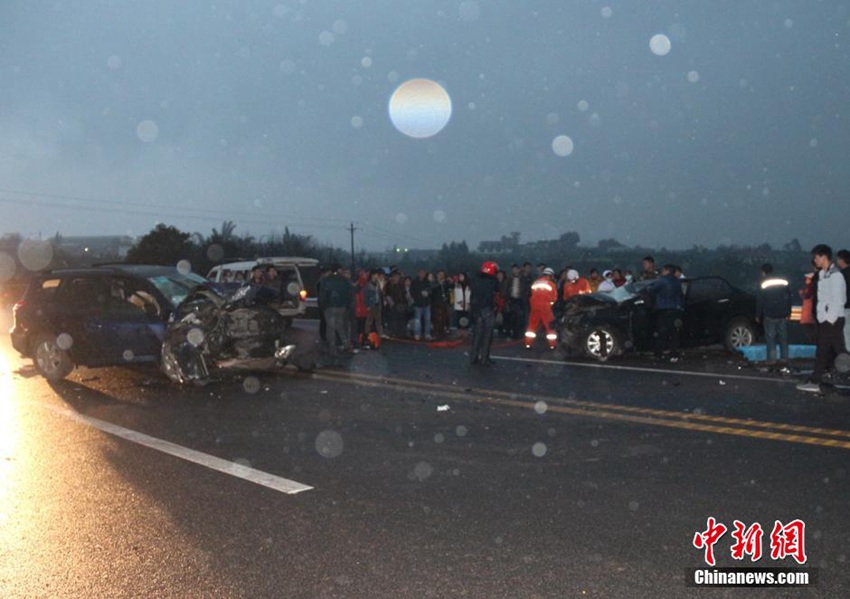 高清:四川宜宾境内发生两起车祸 致5死4伤