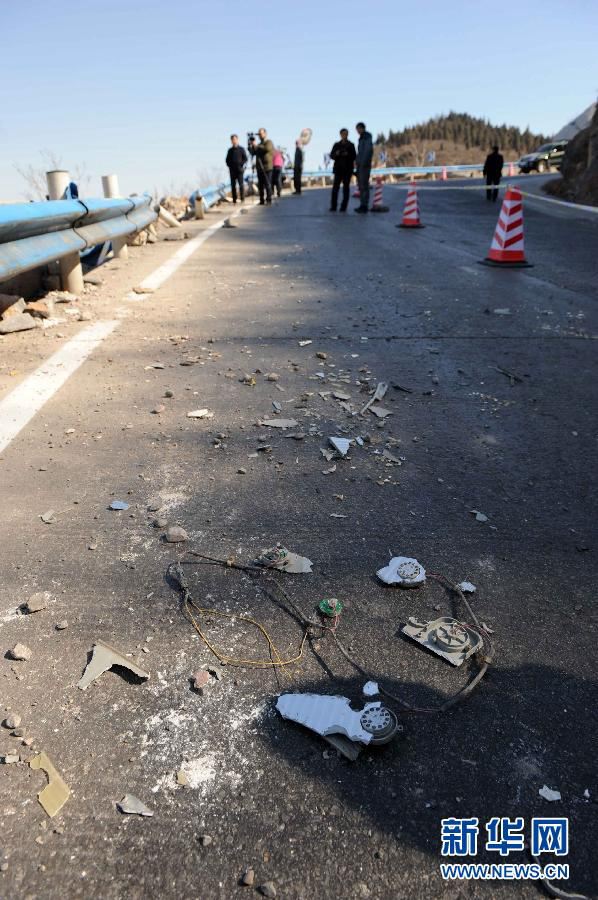 高清:河南安阳林州大巴车坠崖 已造成20人死亡