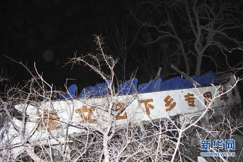 高清:河南安阳林州大巴车坠崖 已造成20人死亡