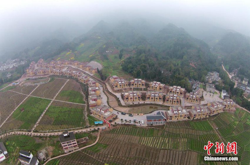 高清:四川雅安震灾区重建新村成风景