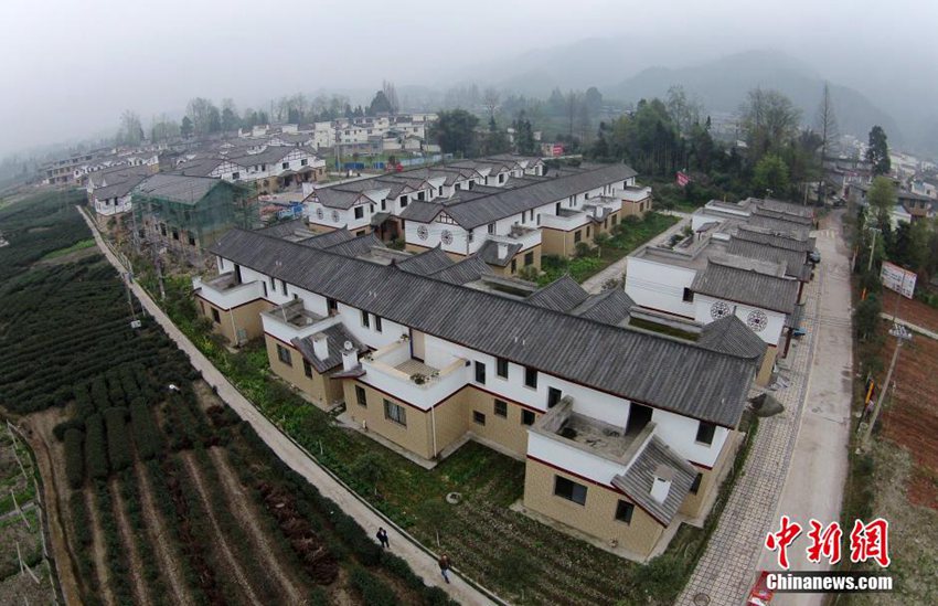 高清:四川雅安震灾区重建新村成风景