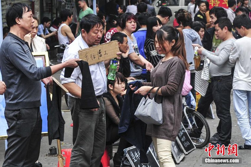 高清:广州服装加工企业招工难 厂主街头跪求