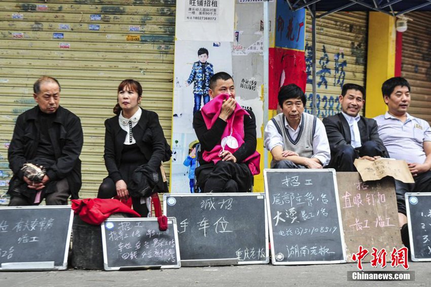 高清:广州服装加工企业招工难 厂主街头跪求