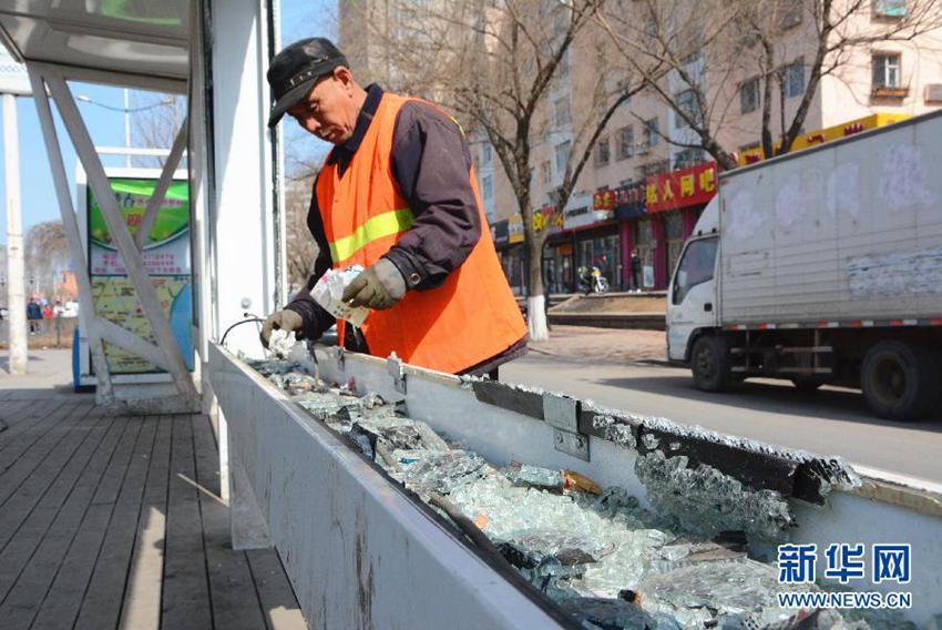 高清:吉林市公交站桩玻璃屡遭打砸 半年损坏6