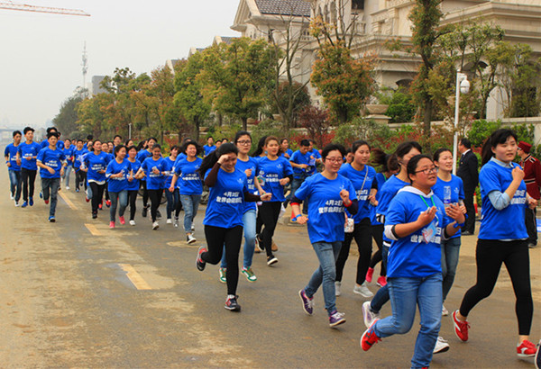 0名志愿者参与关爱自闭症儿童蓝色慢跑接力活