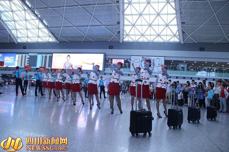 高清:<em>空姐空少</em>机场热舞小苹果 呼吁不做任性