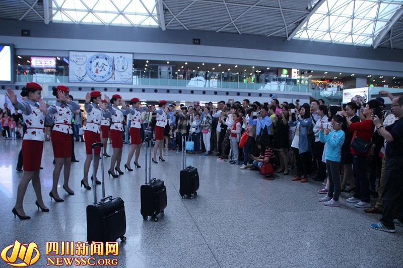 高清:<em>空姐空少</em>机场热舞小苹果 呼吁不做任性