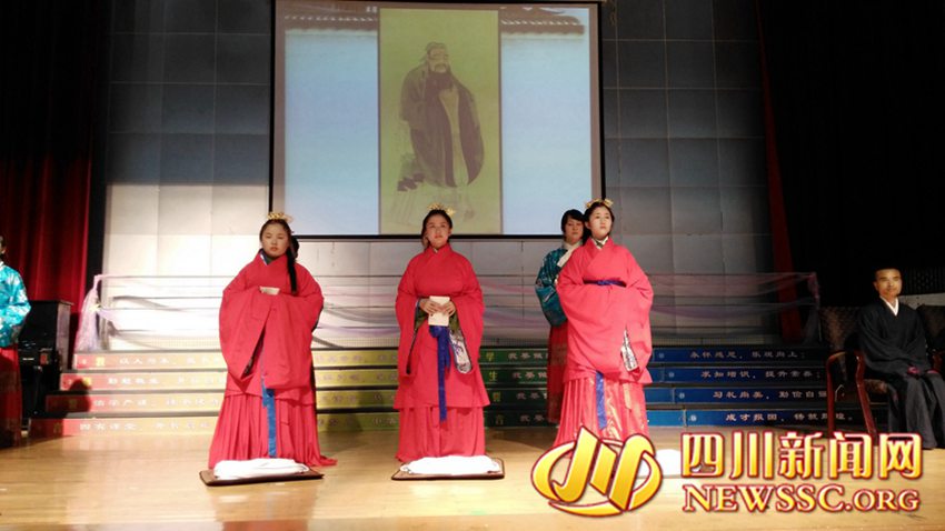 高清:四川德阳学子穿汉服举行成人礼 上演古代