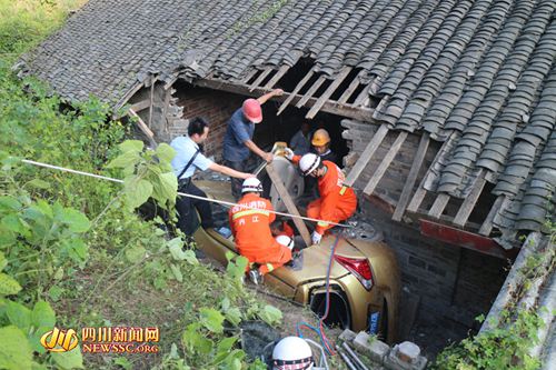 四川内江一轿车从山坡坠落砸民房 车内5人2死